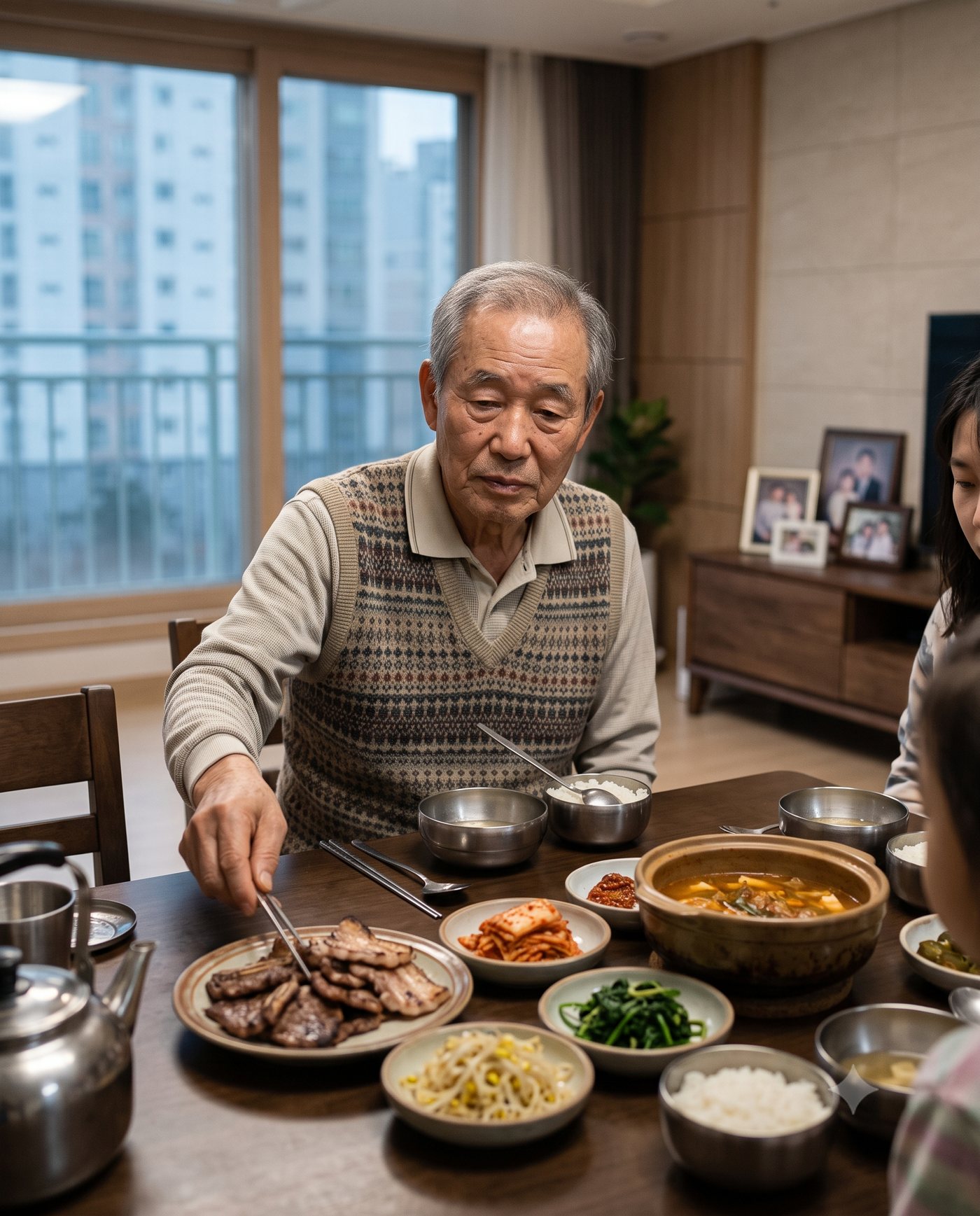 가족 식사 자리에서 고기반찬을 앞에 두고 씹기를 망설이는 노년 남성